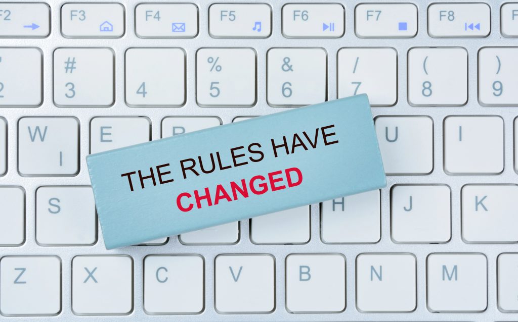 Ein Bild eines Keyboard und davor ein Schild mit der Aufschrift "The rules have changed"